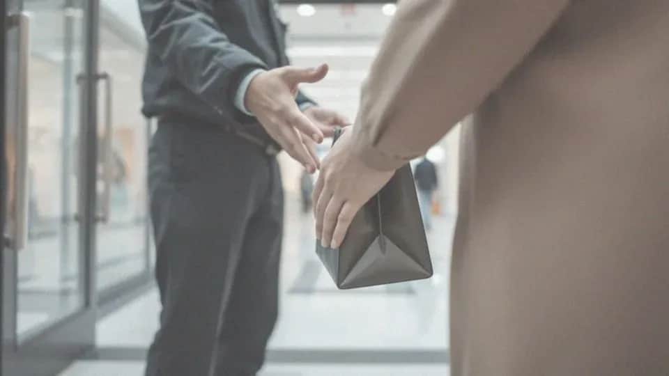 Ochrona może przeszukać Twoją torbę? Poznaj swoje prawa!